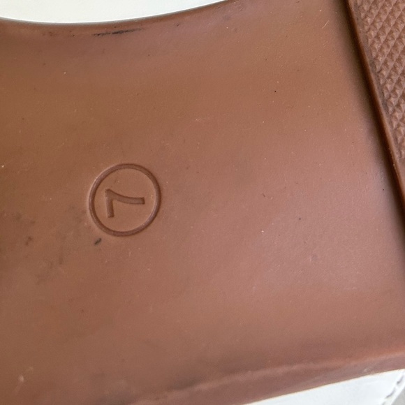 Easy Smile- White Mules with Gold Chain Size 7 - Picture 6 of 9